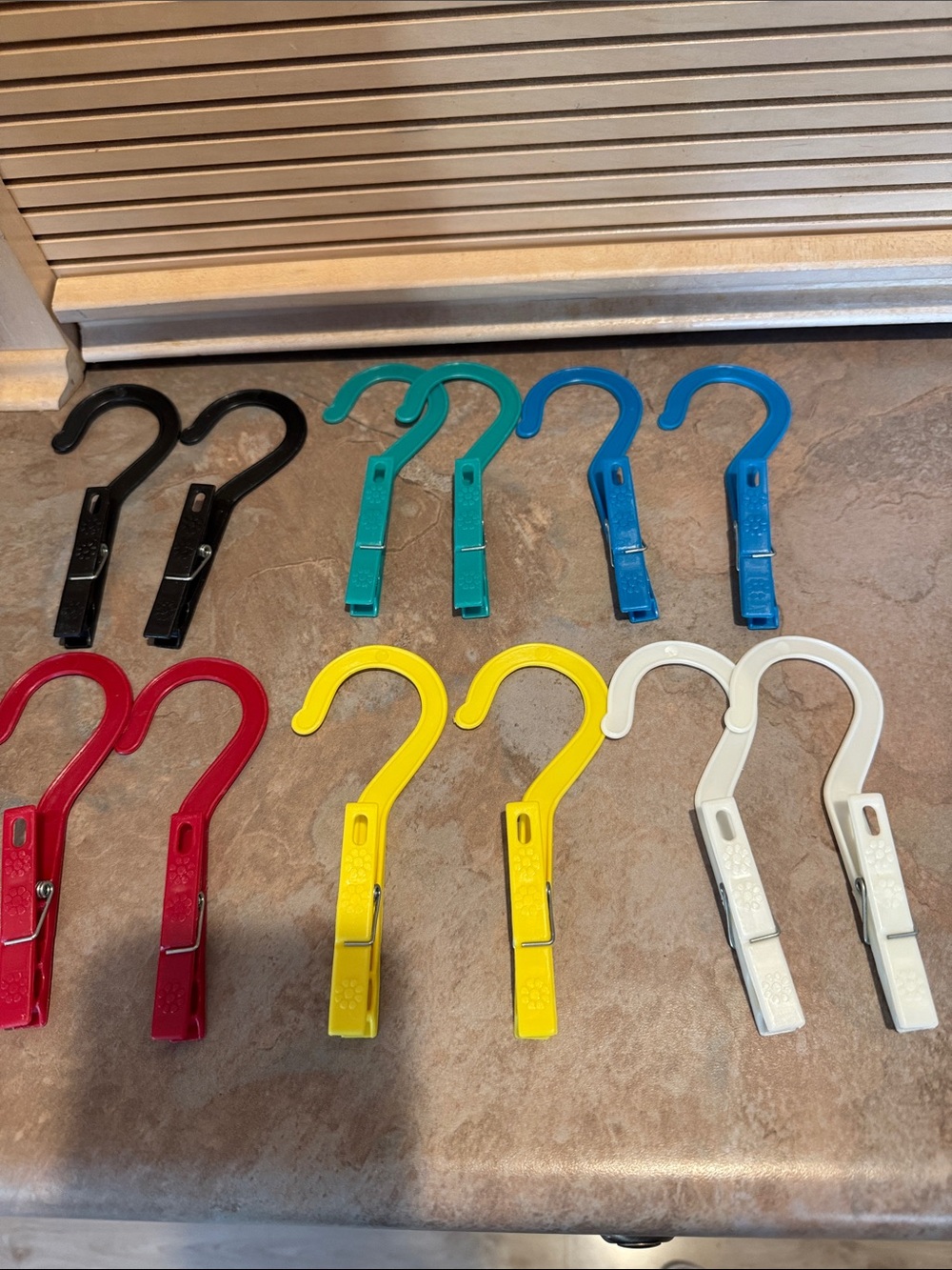 Kids Multicolor Plastic Hanging Clips - Pack of Assorted Colors